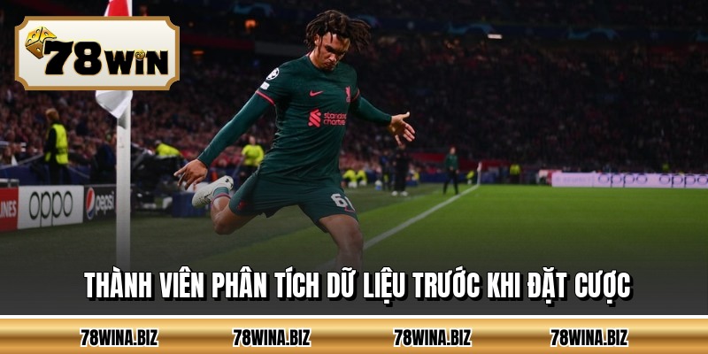 Thành viên phân tích dữ liệu trước khi đặt cược